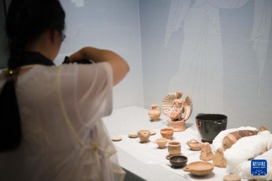 7月2日，開箱后的古希臘文物被工作人員移入展柜。新華社記者 張端 攝