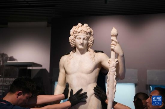 7月2日，工作人員將開箱后的古希臘文物放置在展臺(tái)上。新華社記者 張端 攝