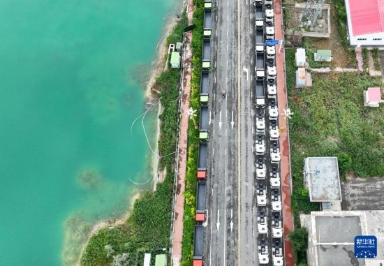 7月2日，車輛在巴克圖口岸有序出境（無人機(jī)照片）。新華社發(fā)（馬丁 攝）