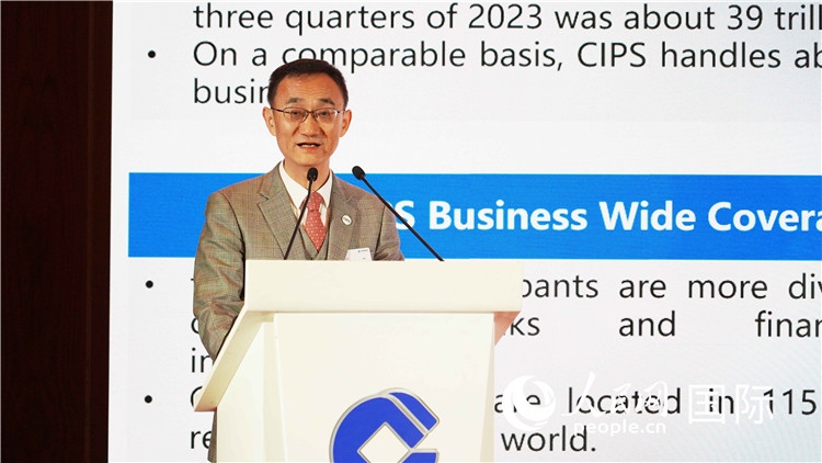 跨境銀行間支付清算有限責(zé)任公司總裁許再越發(fā)言。 人民網(wǎng) 張茜 攝