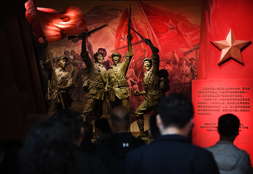 圖為2024年5月9日，游客在延安革命紀(jì)念館參觀。 新華社記者 張博文 攝