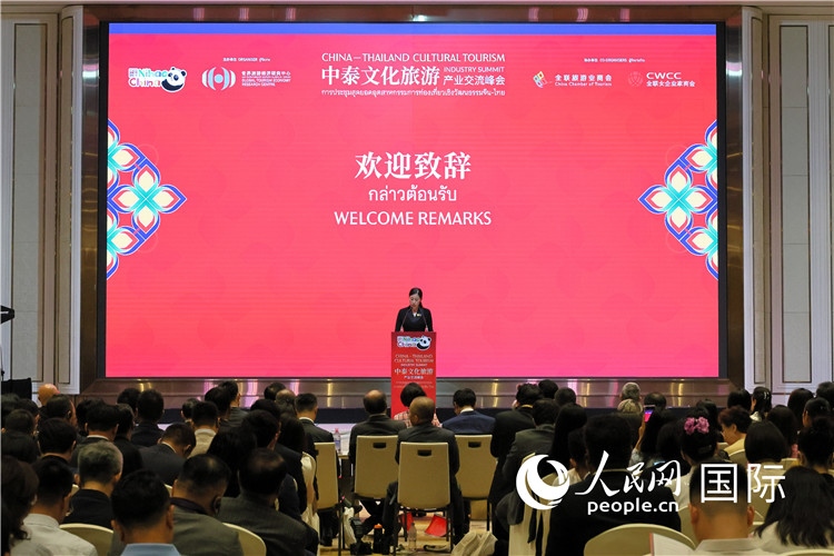 泰國(guó)文化部副部長(zhǎng)普洛伊·塔尼庫(kù)發(fā)表演講。