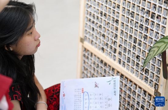 7月3日，外國學(xué)生在了解中國的活字印刷。新華社記者 李然 攝