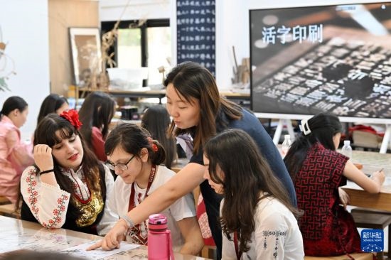 7月3日，外國學(xué)生在了解中國文化。新華社記者 李然 攝
