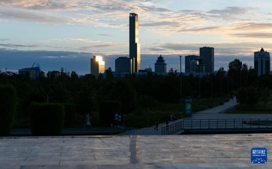 這是7月2日拍攝的哈薩克斯坦首都阿斯塔納市中心的建筑群。新華社記者 白雪騏 攝