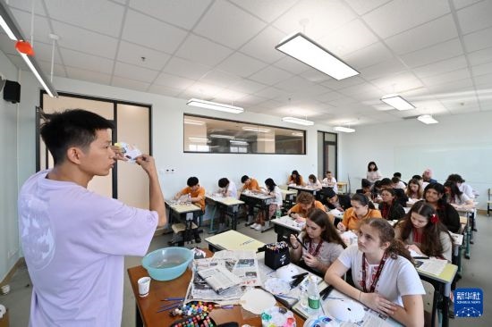 7月3日，外國學(xué)生在學(xué)習(xí)繪制京劇臉譜。新華社記者 李然 攝