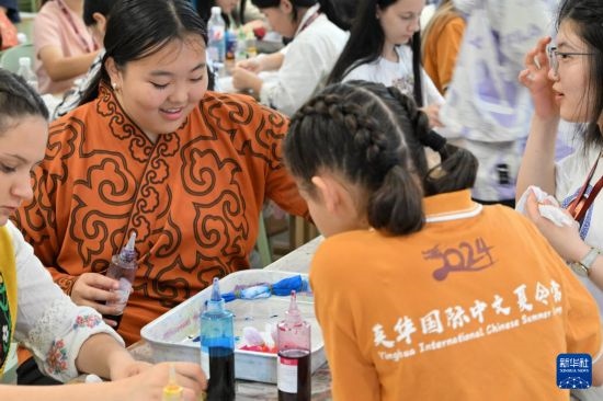 7月3日，外國學(xué)生在了解中國的染布技術(shù)。新華社記者 李然 攝