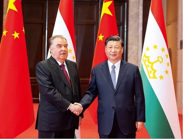 2023年5月，國(guó)家主席習(xí)近平在西安同來(lái)華出席中國(guó)—中亞峰會(huì)并進(jìn)行國(guó)事訪(fǎng)問(wèn)的塔吉克斯坦總統(tǒng)拉赫蒙會(huì)談。新華社記者 丁海濤 攝