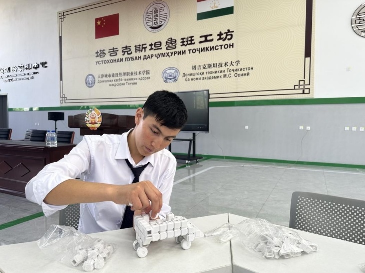 在塔吉克斯坦魯班工坊內(nèi)，學(xué)員正在操作能力源創(chuàng)新套件。本報(bào)記者 屈佩 攝