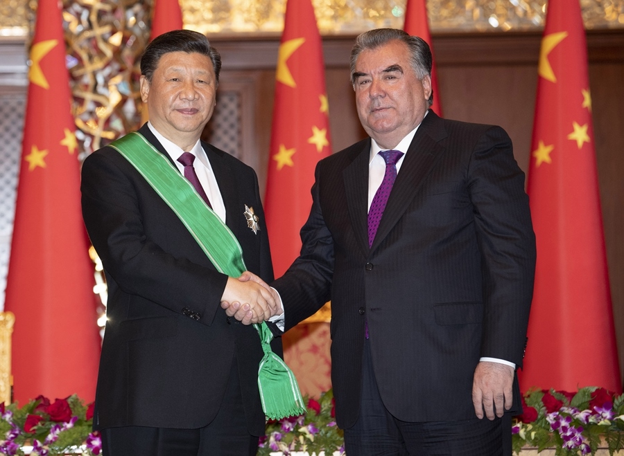 2019年6月15日，國(guó)家主席習(xí)近平在杜尚別出席儀式，接受塔吉克斯坦總統(tǒng)拉赫蒙授予“王冠勛章”。新華社記者 沙達(dá)提 攝