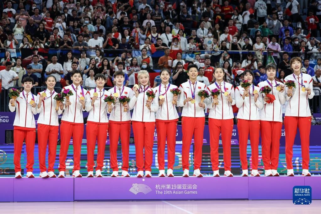 2023年10月5日，在杭州亞運(yùn)會(huì)籃球項(xiàng)目女子決賽中，中國隊(duì)以74比72戰(zhàn)勝日本隊(duì)，奪得冠軍。圖為中國隊(duì)球員在頒獎(jiǎng)儀式上。新華社記者 潘昱龍 攝