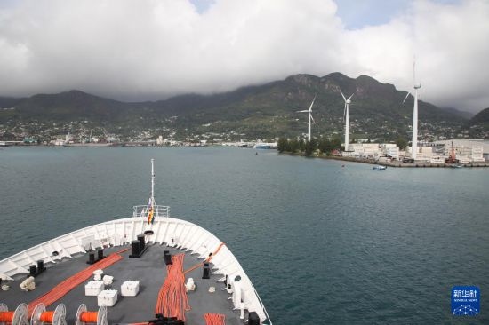 7月5日，中國海軍“和平方舟”號醫(yī)院船抵達(dá)塞舌爾維多利亞新港碼頭。新華社發(fā)（劉志磊 攝）