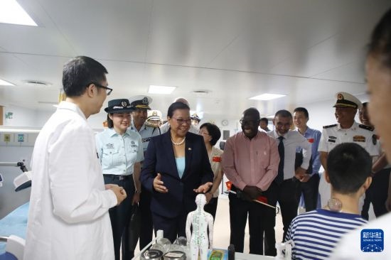 7月5日，塞舌爾衛(wèi)生部長維多在中國海軍“和平方舟”號醫(yī)院船上參觀中醫(yī)診室。新華社發(fā)（劉志磊 攝）