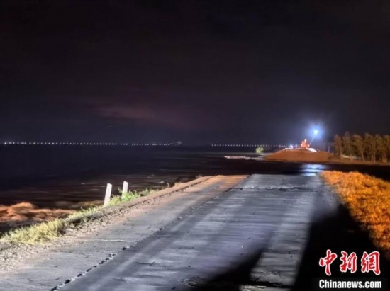  7月6日凌晨，湖南岳陽華容縣團洲垸洞庭湖一線堤防決口現(xiàn)場。中新社記者 白祖偕 攝