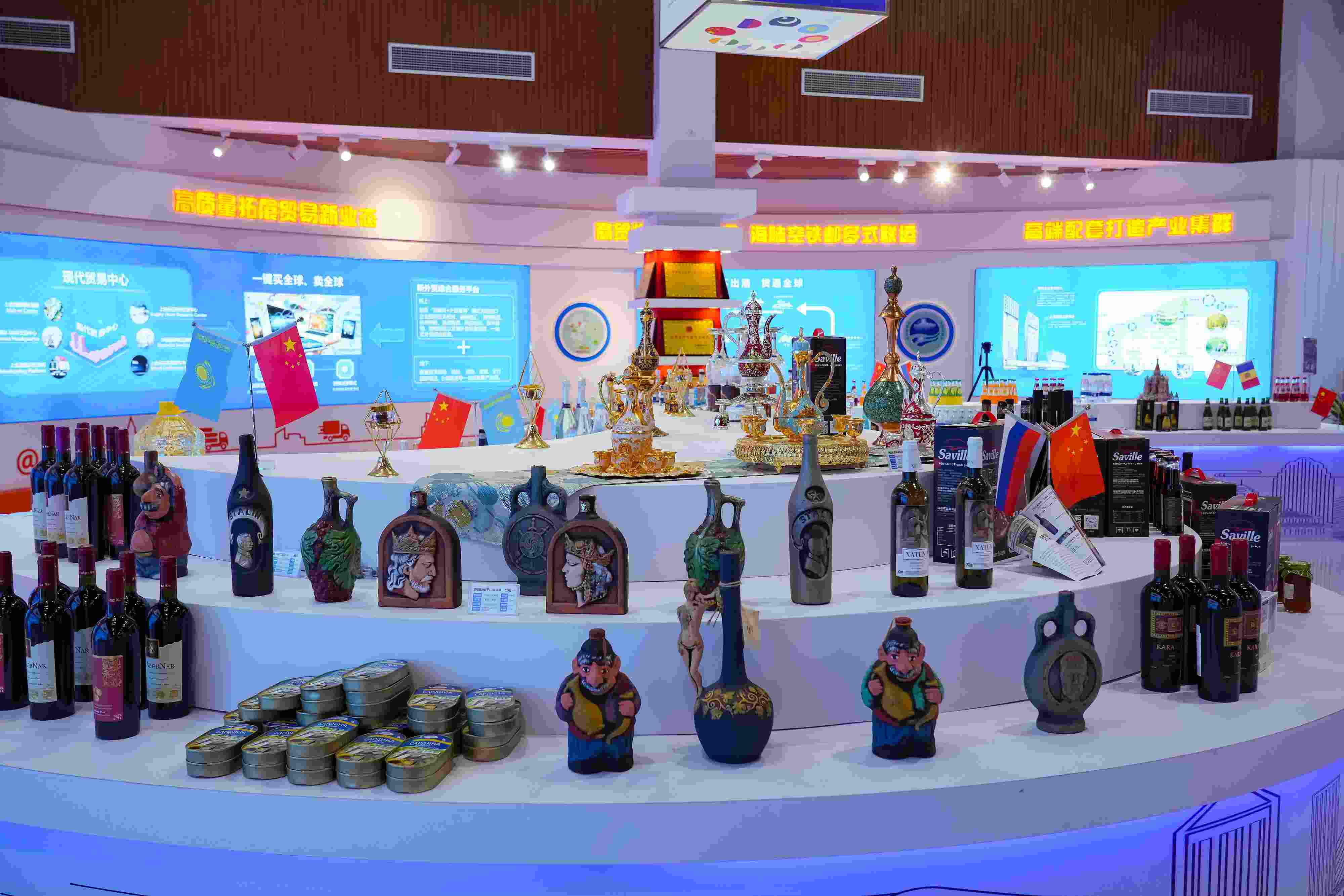 2022年10月19日，青島，上合示范區(qū)展出的上合組織國(guó)家特色商品。