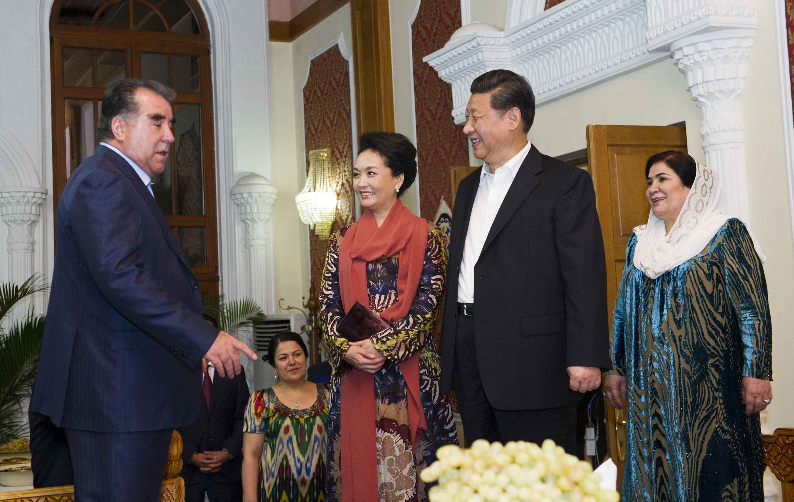 2014年9月12日，習(xí)近平主席在杜尚別出席塔吉克斯坦總統(tǒng)拉赫蒙舉行的家宴。這是習(xí)近平主席和夫人彭麗媛在拉赫蒙夫婦陪同下參觀總統(tǒng)官邸。