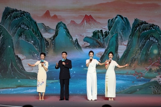 四位戲曲演員同臺獻唱。