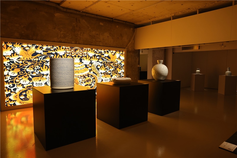 《新生萬(wàn)物-中國(guó)非遺與當(dāng)代設(shè)計(jì)展》展廳。陽(yáng)光媒體集團(tuán)供圖