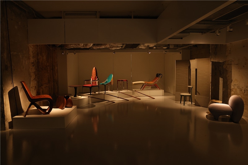 《新生萬(wàn)物-中國(guó)非遺與當(dāng)代設(shè)計(jì)展》展廳。陽(yáng)光媒體集團(tuán)供圖