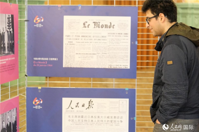 蒙達(dá)爾紀(jì)市民駐足“中法建交六十周年”圖片展。人民網(wǎng)記者 于超凡攝