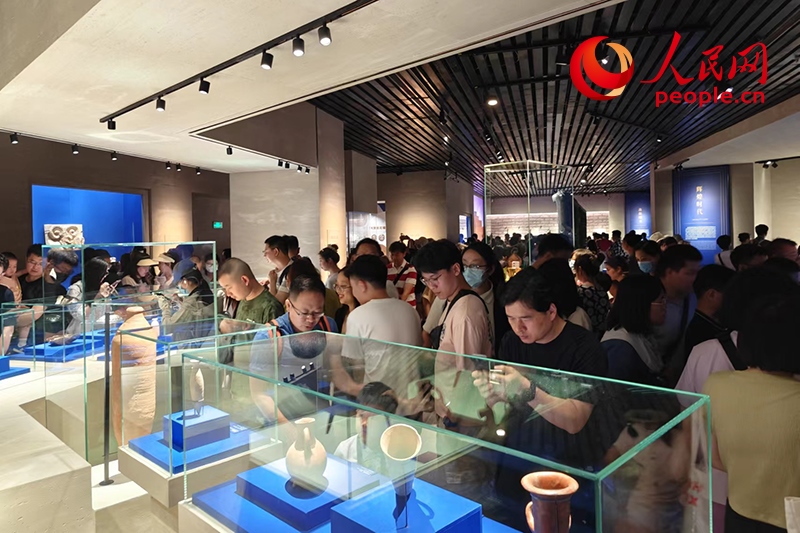 游客在上海博物館人民廣場(chǎng)館內(nèi)參觀。人民網(wǎng)記者 韋衍行攝