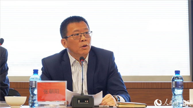 張朝陽(yáng)代會(huì)長(zhǎng)做協(xié)會(huì)上半年工作匯報(bào)。人民網(wǎng) 劉暢攝