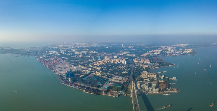 海南自貿(mào)港重點(diǎn)園區(qū)——洋浦經(jīng)濟(jì)開(kāi)發(fā)區(qū)（2023年12月31日攝，無(wú)人機(jī)全景照片）。新華社記者 蒲曉旭 攝