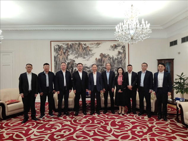 中國駐瑞典大使崔愛民（左五）會見中國中鐵股份有限公司總裁陳文健一行并合影。中國駐瑞典大使館供圖