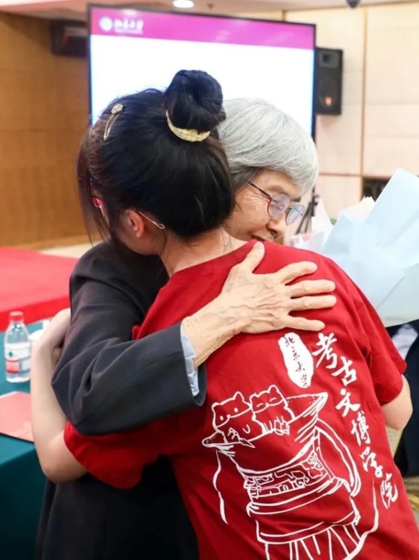 2023年，在校友向母校捐贈儀式上，鐘芳蓉與樊錦詩擁抱。校方供圖