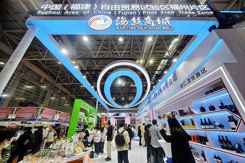 2024年3月18日，第四屆中國跨境電商交易會在福建福州開幕。展會聚焦“鏈接跨境全流域 共建電商新生態(tài)”，集聚全國80余個(gè)外貿(mào)產(chǎn)業(yè)帶的上千家供應(yīng)鏈企業(yè)。