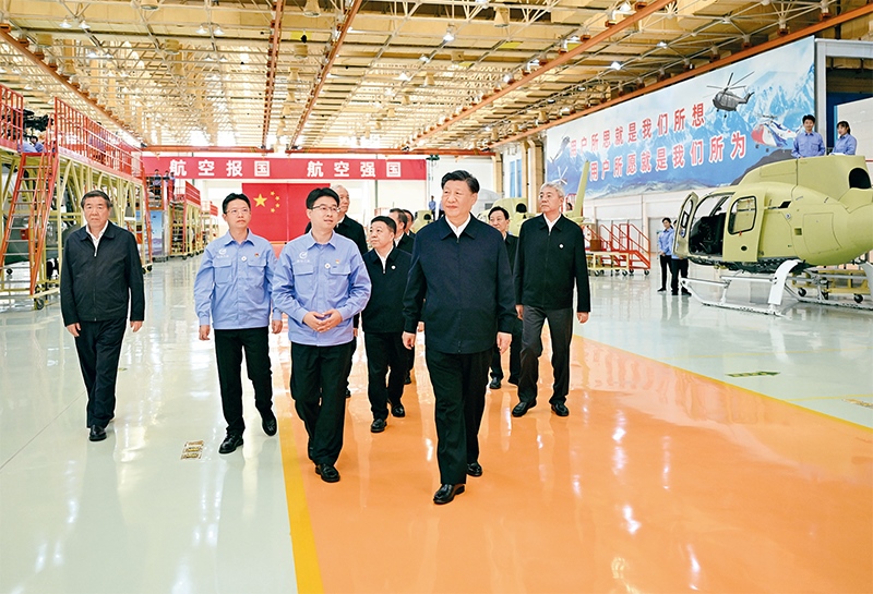 2023年10月10日至13日，中共中央總書記、國(guó)家主席、中央軍委主席習(xí)近平在江西考察。這是11日上午，習(xí)近平在景德鎮(zhèn)市昌河飛機(jī)工業(yè)（集團(tuán)）有限公司考察。 新華社記者 燕雁/攝