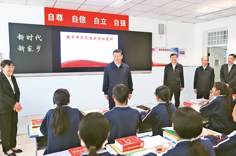 2024年6月18日至19日，中共中央總書記、國(guó)家主席、中央軍委主席習(xí)近平在青?？疾臁＿@是18日下午，習(xí)近平在果洛西寧民族中學(xué)高一（1）班觀摩“新時(shí)代、新家鄉(xiāng)”主題思政課。 新華社記者 鞠鵬/攝