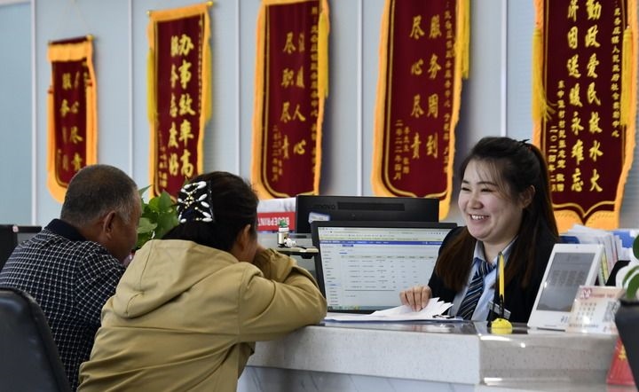 2024年3月25日，北京市大興區(qū)龐各莊鎮(zhèn)政務(wù)服務(wù)中心的工作人員耐心為群眾解答問題。大興區(qū)龐各莊鎮(zhèn)政務(wù)服務(wù)中心用“最多跑一次”的工作理念為企業(yè)和群眾提供了便利化、精準(zhǔn)化、個(gè)性化的衍生服務(wù)。新華社記者 李欣 攝