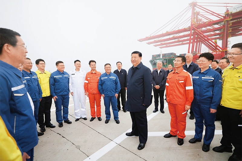 2024年5月22日至24日，中共中央總書記、國(guó)家主席、中央軍委主席習(xí)近平在山東考察。這是22日下午，習(xí)近平在日照港親切慰問(wèn)港口科技工作者、運(yùn)營(yíng)人員、航運(yùn)人員。 新華社記者 鞠鵬/攝