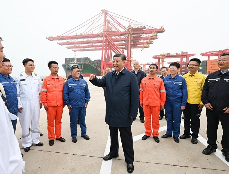 △2024年5月22日，習(xí)近平總書記在山東日照港親切慰問港口科技工作者、運(yùn)營人員、航運(yùn)人員。