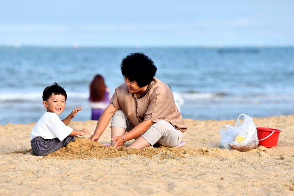 △山東日照陽光海岸綠道沙灘一角。近年來，日照還海于民、還景于民，在保留松林、沙灘、礁石和濕地資源的基礎(chǔ)上，修復(fù)整治生態(tài)岸線，打造出一條長約28公里的陽光海岸綠道，吸引眾多市民游客度假休閑。