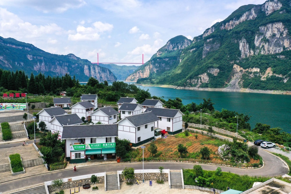 這是貴州省黔西市新仁苗族鄉(xiāng)化屋村麻窩寨易地搬遷集中安置點(diǎn)（2021年7月24日攝，無人機(jī)照片）。新華社記者 楊文斌 攝