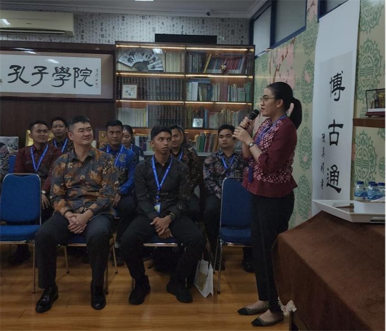 警察學(xué)員用漢語進行自我介紹 ?；顒又鬓k方供圖
