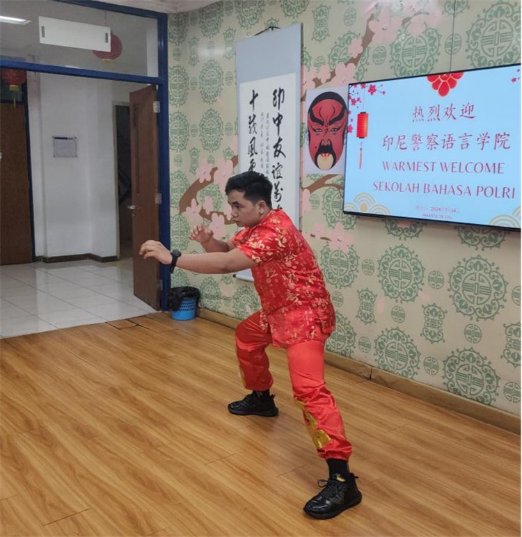 警察學(xué)員表演武術(shù)?；顒又鬓k方供圖