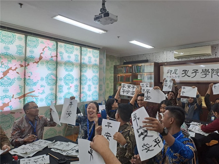 警察學(xué)員們展示書法學(xué)習(xí)成果。活動主辦方供圖