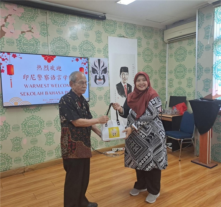 拉哈尤·蘇珊蒂與穆尼交換禮品?；顒又鬓k方供圖