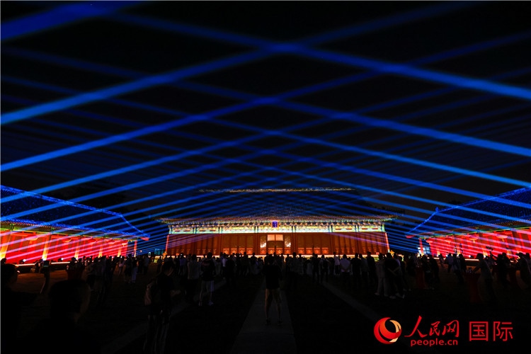 “光影北京——2024世界燈光師大會”開幕式當(dāng)晚的燈光秀表演。人民網(wǎng)記者 趙益普攝