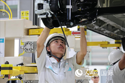 工人在廣汽埃安泰國(guó)智能生態(tài)工廠檢查汽車底座。 人民網(wǎng)記者 張矜若 攝