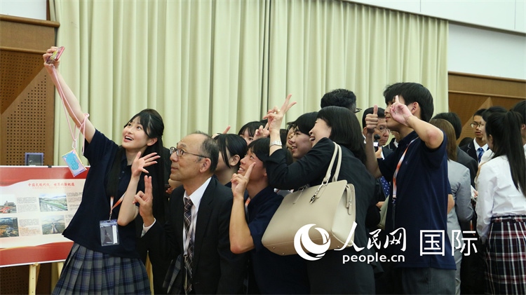 歡迎會現(xiàn)場，中日小大使歡樂互動。人民網(wǎng) 許可攝