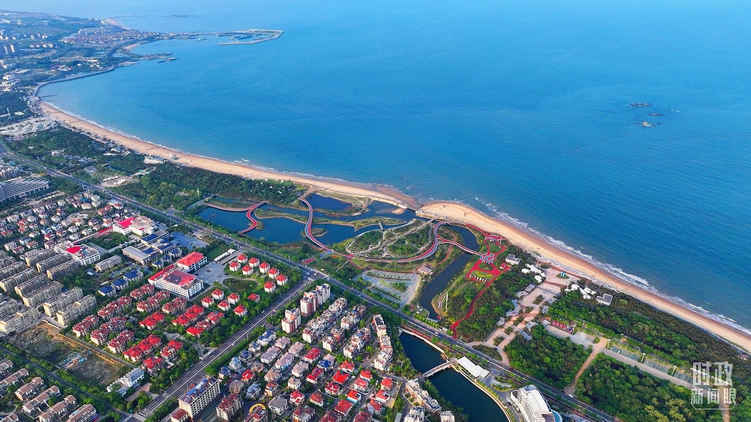 △日照市陽光海岸綠道。近年來，日照市對沿海裸露場地及岸線破損處進(jìn)行生態(tài)修復(fù)，建成約28公里的陽光海岸綠道，為市民和游客提供了運(yùn)動(dòng)休閑好去處。（總臺央視記者范凱拍攝）