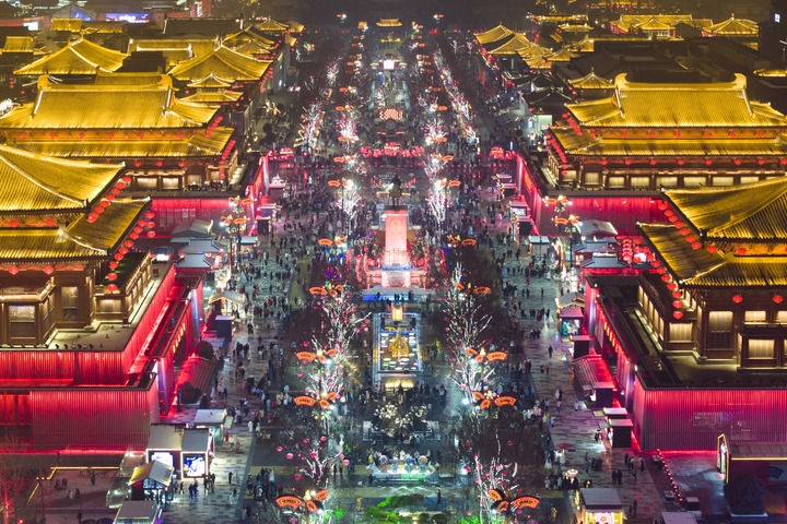 這是2024年2月2日拍攝的西安大唐不夜城景色（無人機照片）。新華社記者 邵瑞 攝