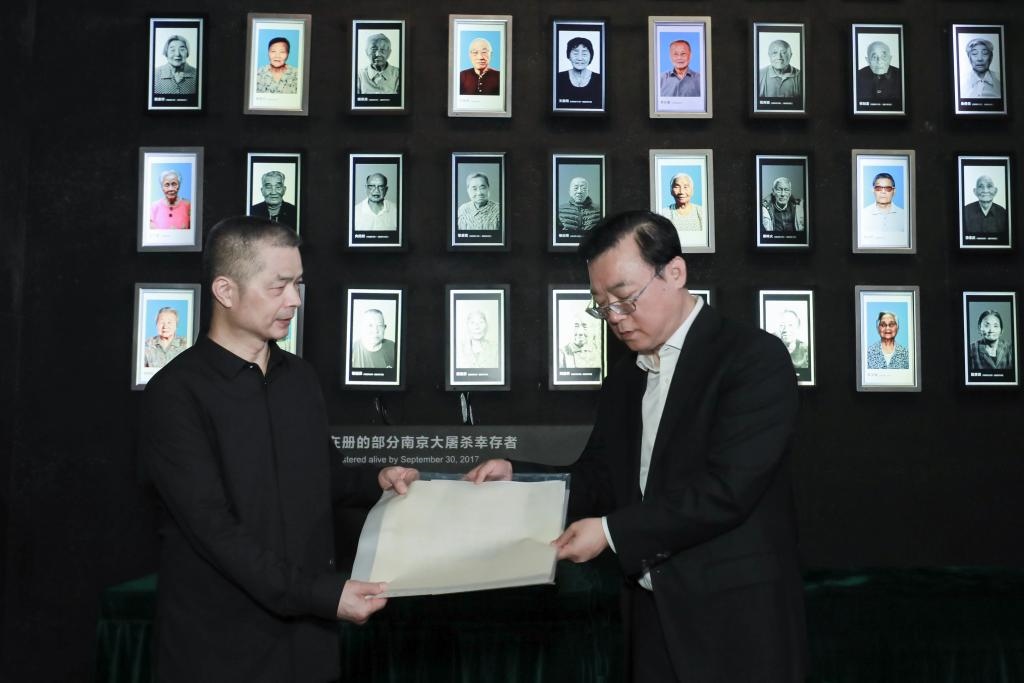南京大屠殺幸存者高如琴的兒子向軍向侵華日軍南京大屠殺遇難同胞紀念館捐贈高如琴老人相關(guān)物品。（侵華日軍南京大屠殺遇難同胞紀念館供圖）
