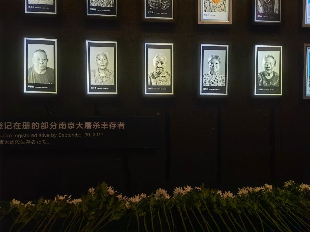 7月18日，侵華日軍南京大屠殺遇難同胞紀念館內(nèi)舉行“熄燈”悼念儀式，為今年離世的5位幸存者老人送行。新華社記者邱冰清 攝