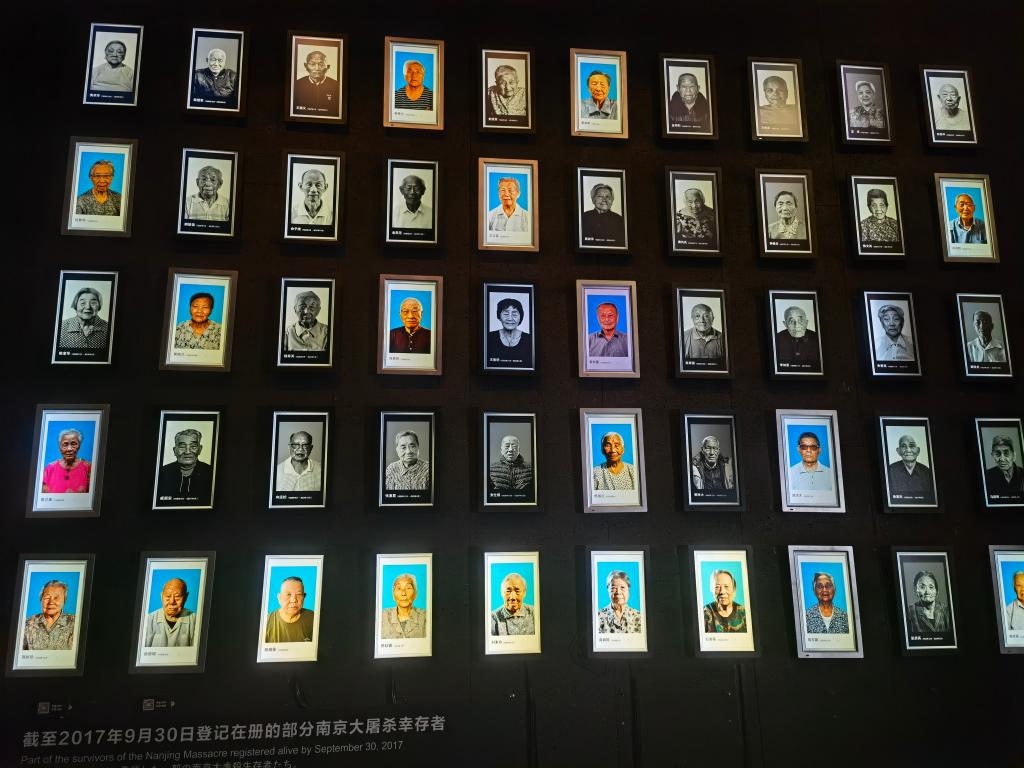 侵華日軍南京大屠殺遇難同胞紀念館內(nèi)的幸存者照片墻局部。新華社記者邱冰清 攝