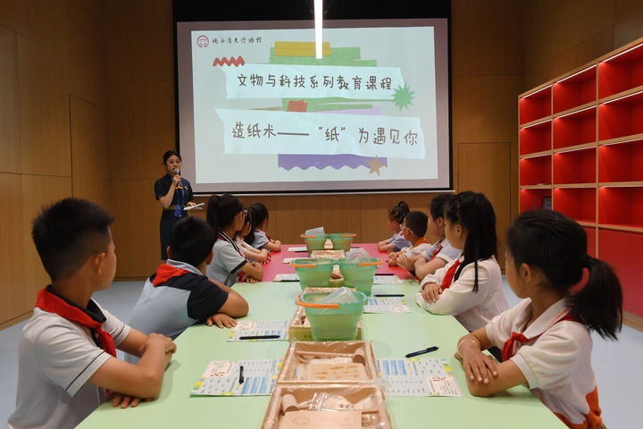 2024年5月18日，小學(xué)生在陜西歷史博物館秦漢館參加“文物與科技”系列教育課程。新華社記者 李一博 攝